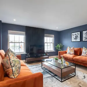 Elliot Oliver - Luxury Three Bedroom Town Centre With Parking Apartment